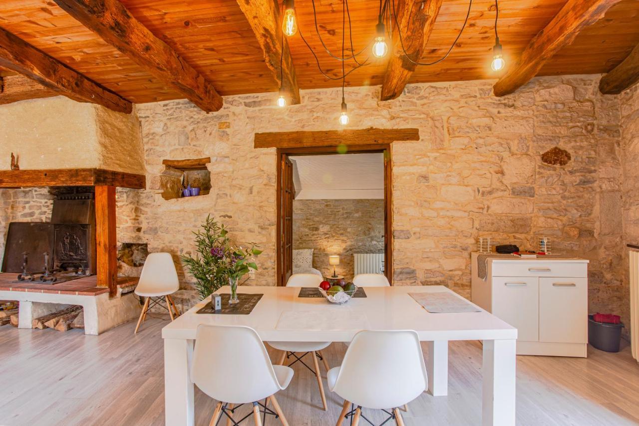 Maison En Pierres Au Coeur Du Village Medieval De Villeneuve Exteriör bild